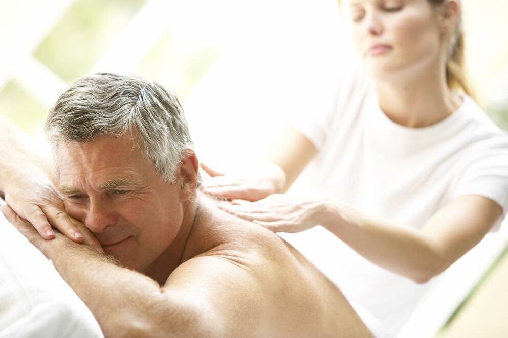 El masaje de espalda mejora el bienestar y aumenta la potencia del hombre. 